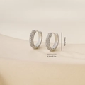 Detailansicht der Zirkonia-Creolen mit Maßen: 1,6 cm Durchmesser und 0,3 cm Breite für Schmuck - Pavé-Textur Reifen-Stil (E071427bkb)