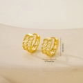 Detalle de pendientes trenzados dorados con dimensiones de 1,3 cm de alto y 0,7 cm de ancho - Patrón Tejido Hueco-Oro(P31463Lk4)