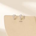 Detail shot of leaf-shaped silver earrings with zircon inlay and product measurements - Platinum (MYYX00622(e-H26))