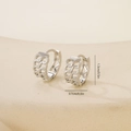 Vista detallada de pendientes huggie plateados trenzados, altura 1,3 cm y ancho 0,7 cm - Patrón Tejido Hueco-Plata(P31463Lbkb)