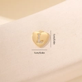 Pendente a cuore dorato con lettera L e zirconi scintillanti in primo piano macro - Lettera L-Oro