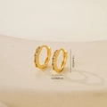 Vista de detalle de pendientes de aro dorados de 1,2 cm con textura de serpiente y circonita - Patrón Escamas de Serpiente Con Circón-Oro(P31434LK4)