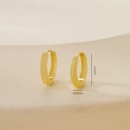 Detail shot of golden oval hoop earrings with 1.3cm height and 0.2cm thickness - One Pair / Gold (E071313k4)