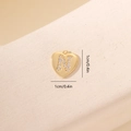 Dettaglio di ciondolo a cuore con lettera N in oro e zirconi, misura di 1 cm circa - Lettera N-Oro