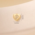 Vista macro del ciondolo a cuore lettera P con dimensioni 1cm e intarsio in zircone - Lettera P-Oro