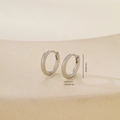 Close-up of high-polished silver round hoop earrings with 1.5cm diameter dimensions - One Pair / Platinum (E071239-3bkb)