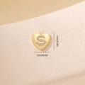 Dettaglio macro del ciondolo a cuore dorato con iniziale S in zirconi e misura - Lettera S-Oro