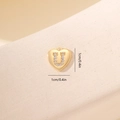 Dettaglio di un ciondolo a cuore dorato con lettera U in zirconi e misura di 1cm - Lettera U-Oro