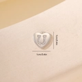 Dettaglio macro ciondolo a cuore argento con zircone lettera U e misura di 1cm - Lettera U-Platino