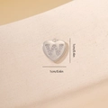 Dettaglio del ciondolo a cuore argento con lettera W in zirconi e misura di 1 cm - Lettera W-Platino