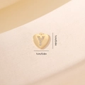 Dettaglio del ciondolo a cuore dorato da 1cm con lettera Y e zirconi micro-pave - Lettera Y-Oro