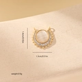 Detail eines Sonnenanhängers mit Opalstein und Zirkonbesatz, Größe 1,4 cm mal 1,3 cm - Sonnenmuster Runder Stil (MYWX20540) - Gold