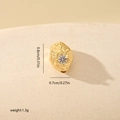 Makroaufnahme einer 0,8 cm goldenen Kupfer-Abstandshülse mit Zirkon und Bio-Struktur - Organische Textur mit Zirkonia-Inlay (MYCBK959)