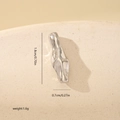 Detailansicht eines unregelmäßigen Liquid-Metal-Ohrrings mit poliertem Silberfinish - Unregelmäßiger Stromlinienförmiger Stil (MYP25267-1) / Weißgold