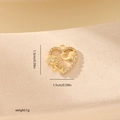 Makro-Detail eines 1,5 cm Gold-Herzanhängers mit Sonnenblume, Elefant und Zirkonia-Steinen - Sonnenblume Elefant Herz Stil (MYYX00712) - Gold