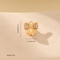 Detail eines Goldbogen-Glockenanhängers mit Zirkonia, Maße 1,1 cm x 1,2 cm - Schleife Glocke Stil (MYYX00715) - Gold
