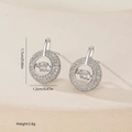 Nahaufnahme der geometrischen Silberohrringe mit Mikropave-Kristallen und Zirkonia-Tropfen - Platin Runder Tanzender Stein Stil (MYEF1266)