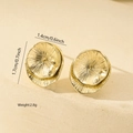 Makro-Detail goldener geometrischer Ohrstecker mit strahlender Textur und Maßen - Unregelmäßiger Radialer Runder Stil (MYED34056) / Gold