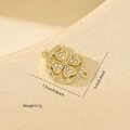 Macro di un ciondolo a quadrifoglio dorato da 1,5 cm con cristalli bianchi su pietra - Ciondolo a Quadrifoglio Dorato con Strass (MYXF0367)