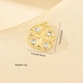 Dettaglio del ciondolo geometrico dorato con pietre di zircone e bordo ondulato decorato - Ciondolo a Croce Rotondo Vintage Dorato (XF11108)