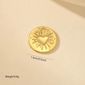 Détail d'un pendentif rond doré de 1,4 cm avec relief cœur et rayons pour bijoux DIY - Style Cœur aux Rayons Radiants (MYPJ61091) / Or