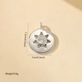Vue détaillée du pendentif étoile en argent avec zircons, dimensions 1,3 cm sur 1,0 cm - Style Étoile Solaire Ronde (MYPJ61150) / Or blanc
