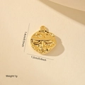 Vue macro d'un pendentif libellé doré de 1,4 cm avec effet martelé pour bijoux DIY - Style Libellule Martelé (MYPJ61431) / Or