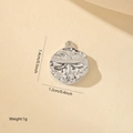 Gros plan du pendentif libellule en argent avec dimensions 1,4 cm par 1,2 cm - Style Libellule Martelé (MYPJ61431) / Or blanc