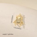 Macro shot of 18K gold-plated beetle pendant with size 1.6x1.4cm and weight 1.1g - Beetle Style (MYPJ61093(i-C1)) / Gold