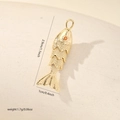 Détail macro du pendentif carpe koi dorée avec écailles et gemme orange sur l'œil - Style Petite Carpe Koi Dorée (MYCJL119)