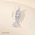 Pendentif carpe koi articulé argenté avec œil en pierre orange et dimensions incluses - Style Petite Carpe Koi Platine (MYCJL119)
