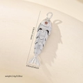 Détail macro d'un pendentif poisson en argent avec œil en gemme rouge pour bijoux DIY - Style Carpe Koi Platine Moyenne (MYCSAM242-1)