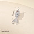 Détail du pendentif poisson koi argenté avec œil en pierre orange et écailles fines - Style Très Petite Carpe Koi Platine (MYCSAM242-3)
