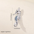 Detail eines Seepferdchen-Anhängers mit blauem Emaille und Größenangaben - Emaille Seepferdchen (Weißgold)