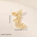 Detaillierte Maße eines goldenen Meerjungfrau-Anhängers mit 2,3 cm Höhe und 1,8 cm Breite - Meerjungfrau-Stil (Gold)