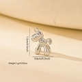 Dettaglio del ciondolo a cavallo in rame fatto a mano con dimensioni 1,3 cm x 0,8 cm e peso - Stile Cavallo Portafortuna Zodiacale (MYCBK3189) / Oro Bianco