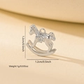 Vista dettagliata del ciondolo a cavallo a dondolo lucido da 1,2 cm per gioielli fai-da-te - Stile Cavallo a Dondolo (MYP15920) / Oro Bianco