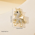 Detail van een gouden eenhoorn hanger met zirkonia, afmeting 2,5cm bij 1,9cm - 1 Stuk / Gouden Eenhoorn (MYXL12037)