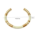 Detalle de brazalete en C de 68mm bañado en oro con incrustación de esmalte crema - Blanco