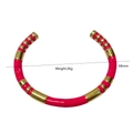 Detalle de brazalete de acero inoxidable dorado y esmalte rosa con diseño de bambú - Rojo