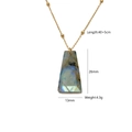 Collar de cuentas doradas con colgante de labradorita trapezoidal y destellos azules - Labradorita