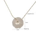 Goldkette mit weißem Kürbis-Steinanhänger und geschnitztem Blumendetail 12mm - Rosenquarz