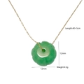 Grüner Stein-Kürbis-Anhänger mit 12mm Maßen und 45cm langer goldener Kette im Detail - Grüner Aventurin