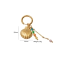 Vue détaillée des boucles d'oreilles coquillage doré avec perles de 20mm x 16mm - Coquillage rayonnant et perle rose (6) / Or