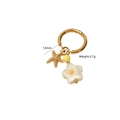 Vue détaillée créoles dorées avec pendentifs étoile de mer et fleur, taille interne 13 mm - Fleur à cinq pétales d'étoile de mer et perle jaune (8) / Or