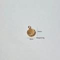 Detailed view of 10mm x 8mm gold scallop shell pendant with radial stripes weighing 0.4g - Scallop Style (3)