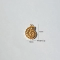 Makro-Detail eines 15mm goldenen Nautilus-Anhängers mit genauen Maßen und dem Gewicht - Nautilus-Stil (5)