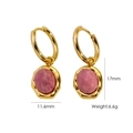 Détail de boucles d'oreilles créoles dorées avec pierre rose et dimensions précises - Rhodonite