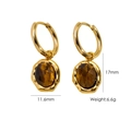 Detalle de pendientes ojo de tigre con dimensiones 11,6 mm x 17 mm en acabado dorado - Ojo de tigre