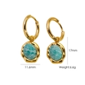 Pendientes de aro dorados con colgantes de piedra natural turquesa sobre fondo blanco - Amazonita